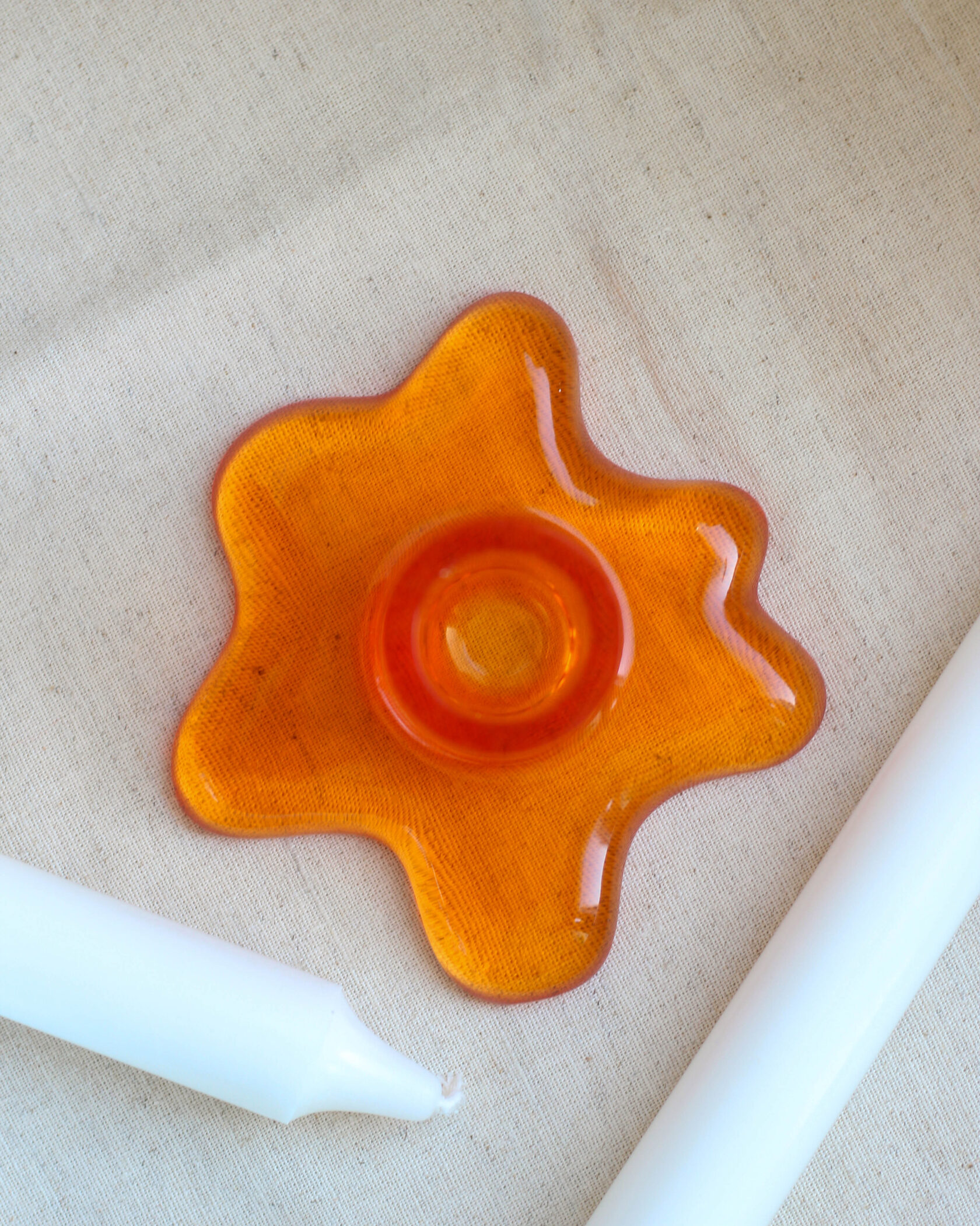 Подсвечник из эпоксидной смолы оранжевый