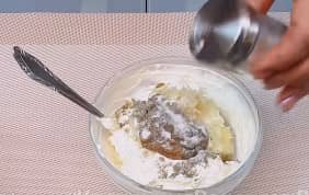 Приготовление кабачкового торта с помидорами, сыром и чесноком: шаг 8