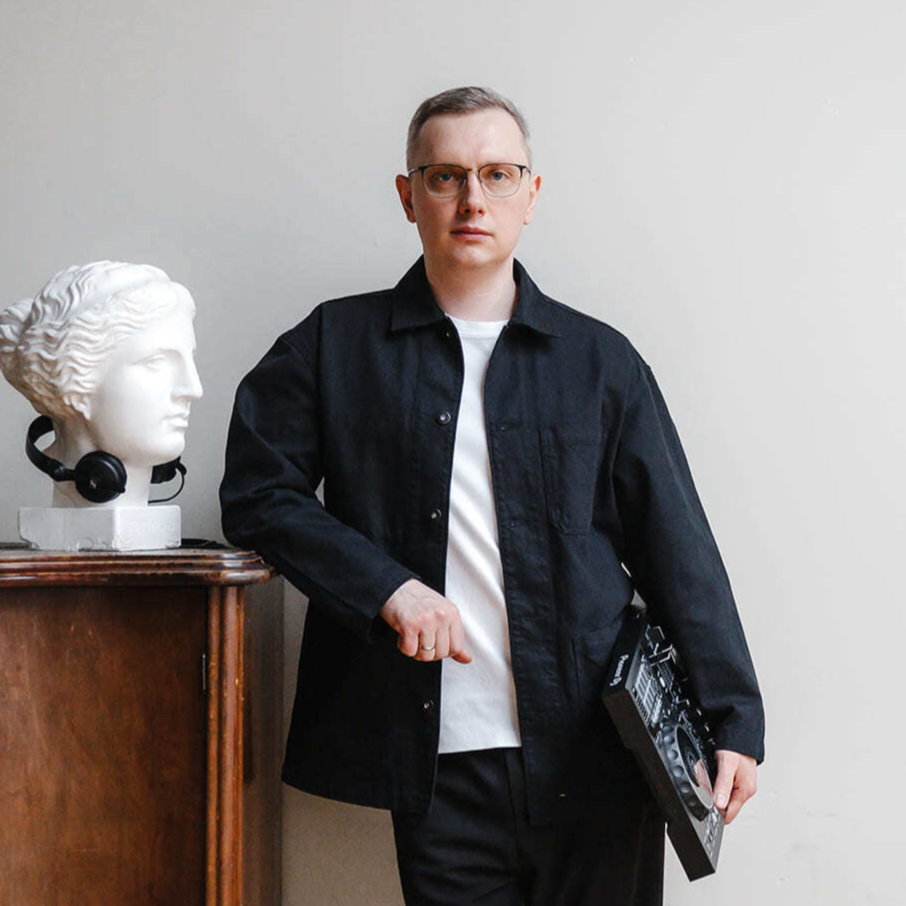 Диджей с оборудованием 