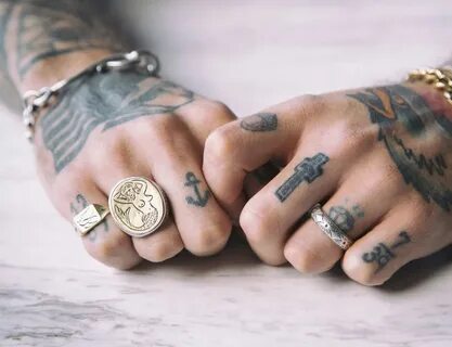 Особенности татуировок на пальцах