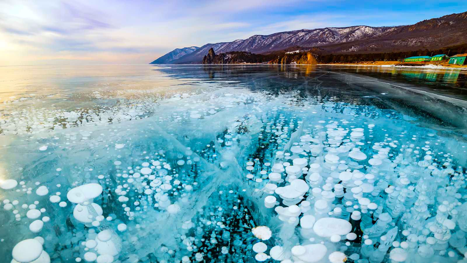 Мелкий лед на воде. Голоустное Байкал пузырьки. Озеро Байкал подо льдом. Озеро Байкал лед. Озеро Байкал пузырьковый лед.