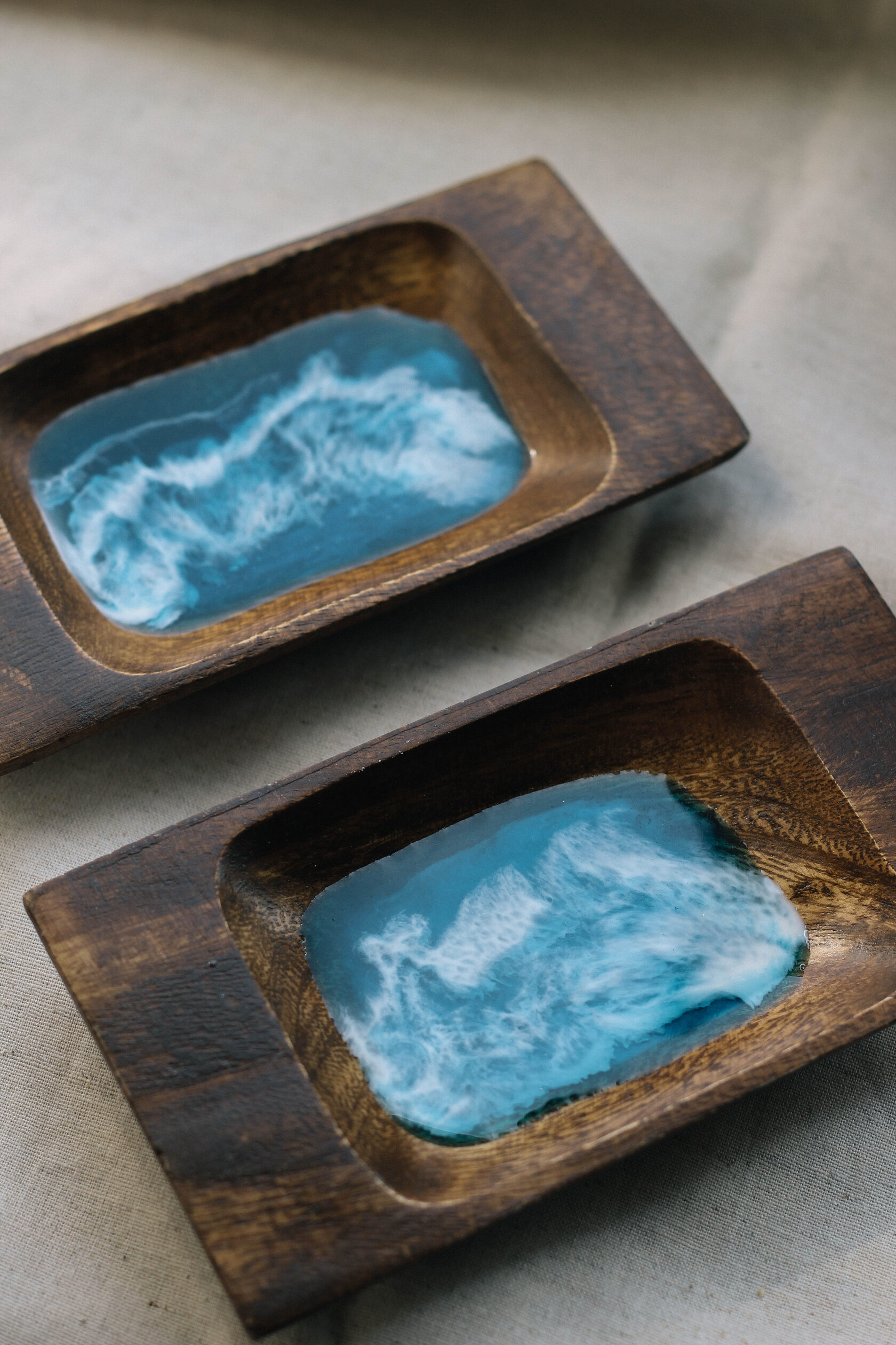 Деревянная миска из эпоксидной смолы с эффектом моря