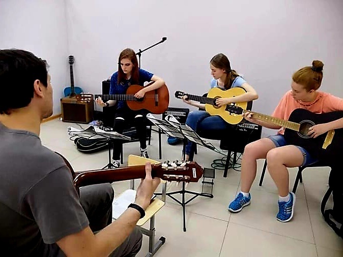 Уроки игры на гитаре в Центре Ломоносовец.