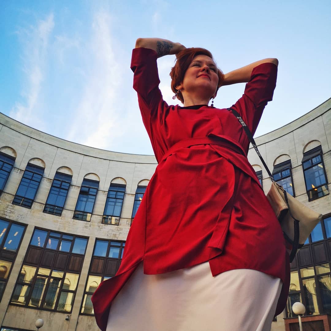 Стилист Юлия Князева в красном кимоно