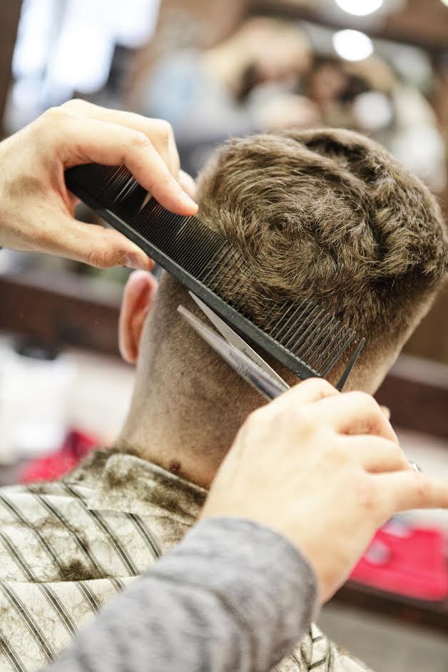 В парикмахерской мужская стрижка стоит 400 рублей
