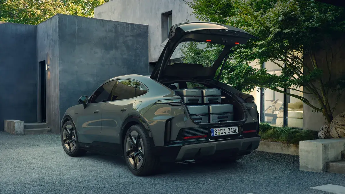 Porsche Cayenne Turbo Coupé рядом со зданием, вид сзади и сбоку, иллюстрация производителя