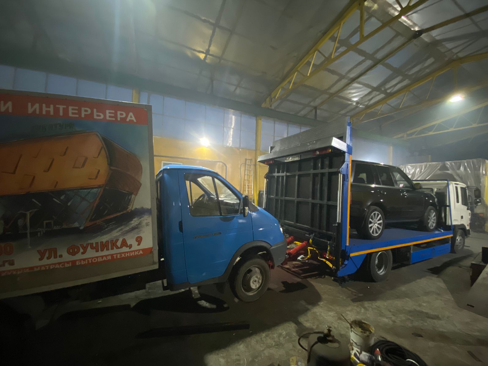 Range Rover на грузовой эвакуаторной платформе