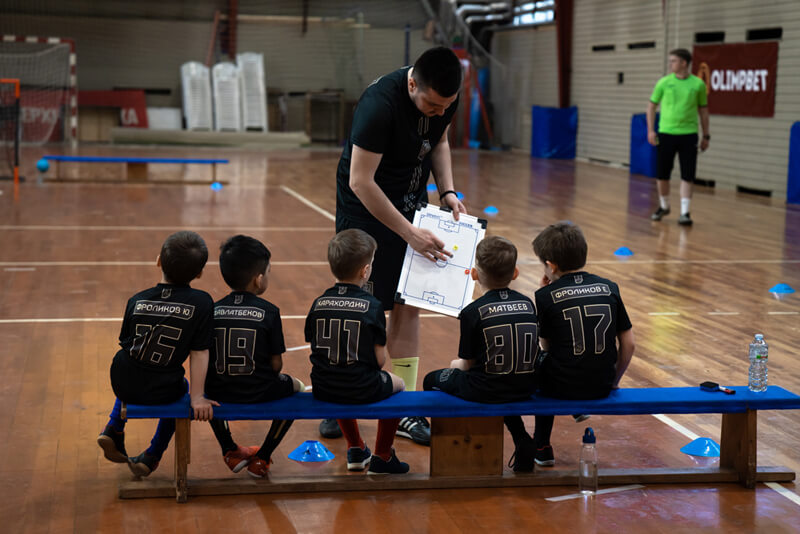 футбольная школа дети тренируются на поле