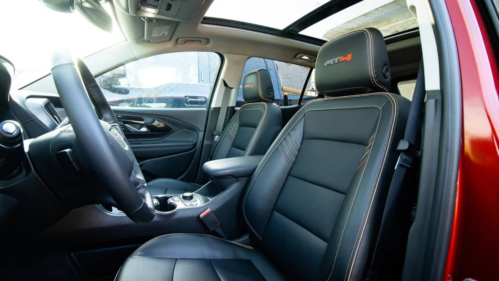 Chevrolet Equinox 2024 интерьер — кожа и экран