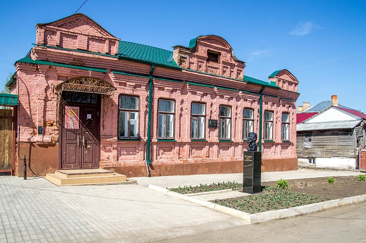 Дом находится в туле. Дом-музей Бунина в Ефремове. Дом музей Ивана Бунина в Тульской области.