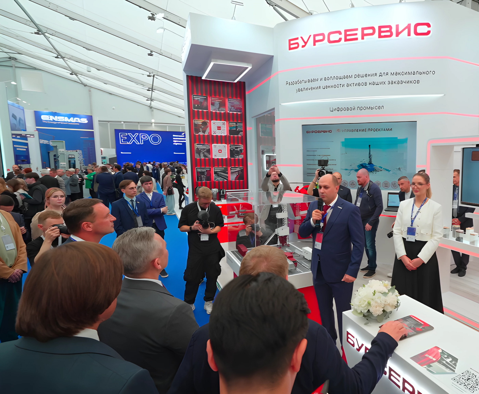 Александр Кузнецов представил стенд компании „БурСервис“ губернатору Тюменской области на TNF 2024