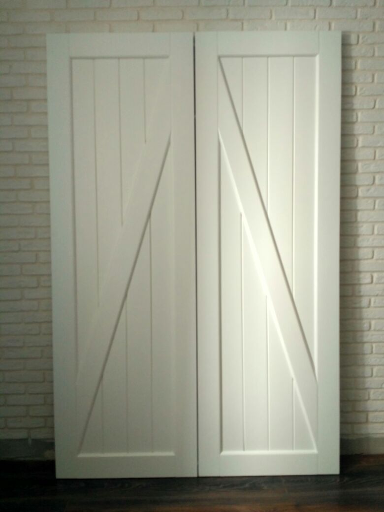 Белые амбарные двери