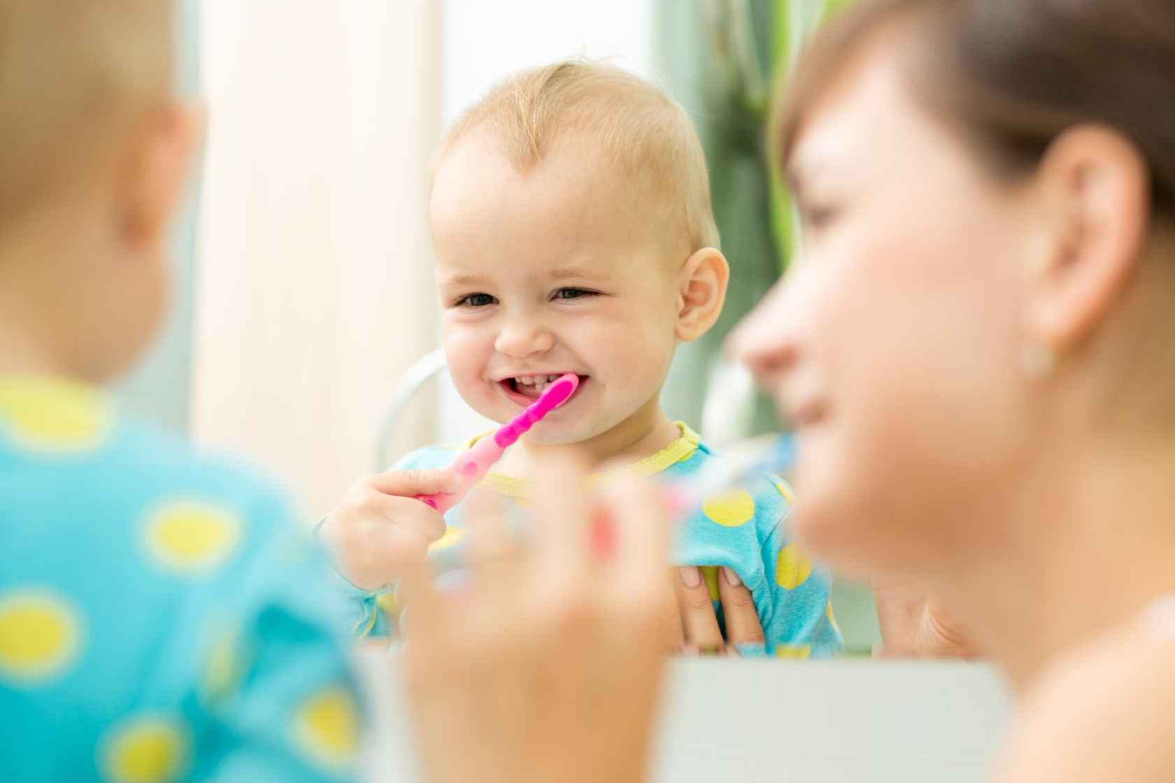 Маленький ребенок чистит зубы