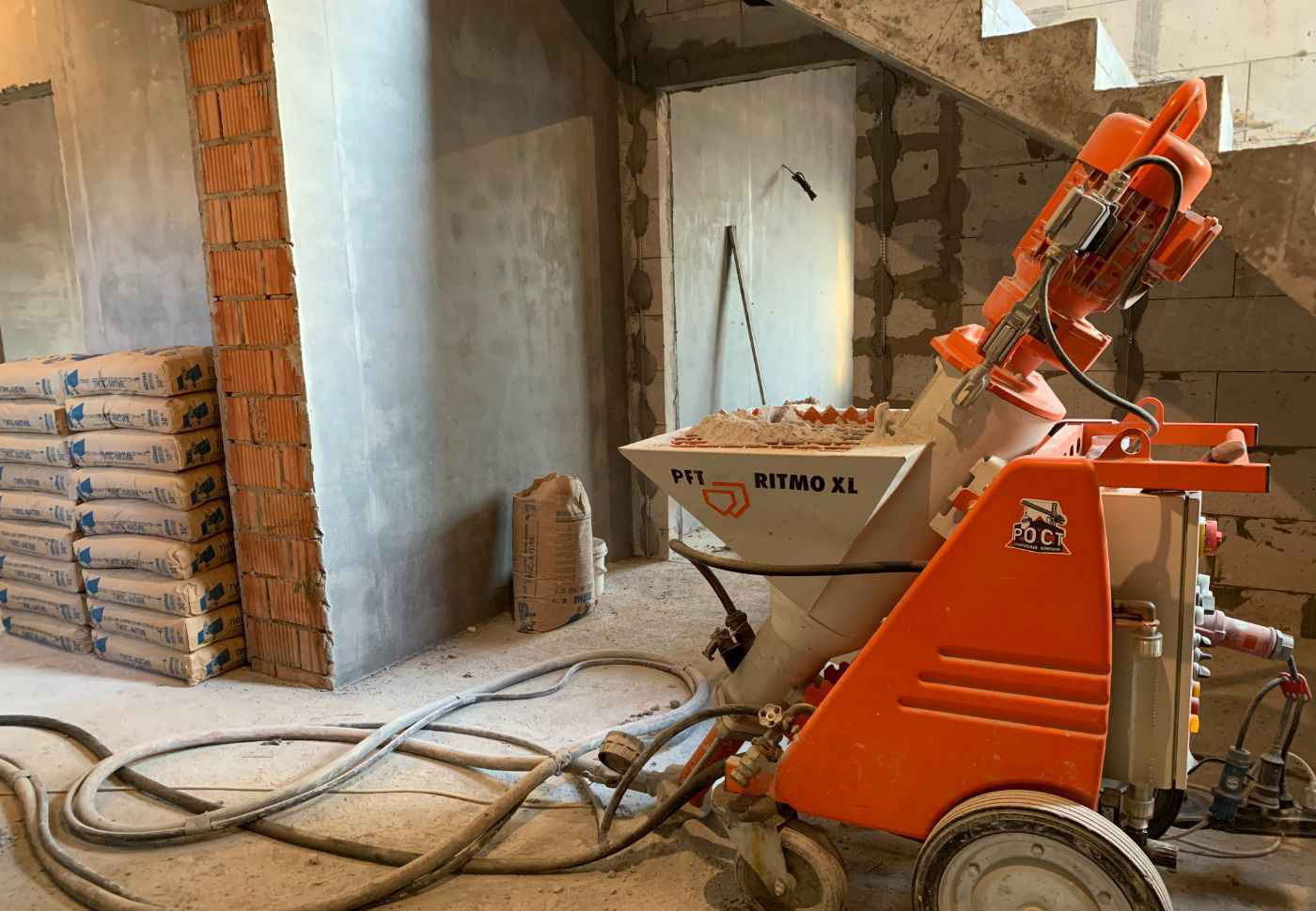 Штукатурная станция PFT Ritmo XL на объекте — механизированная штукатурка стен