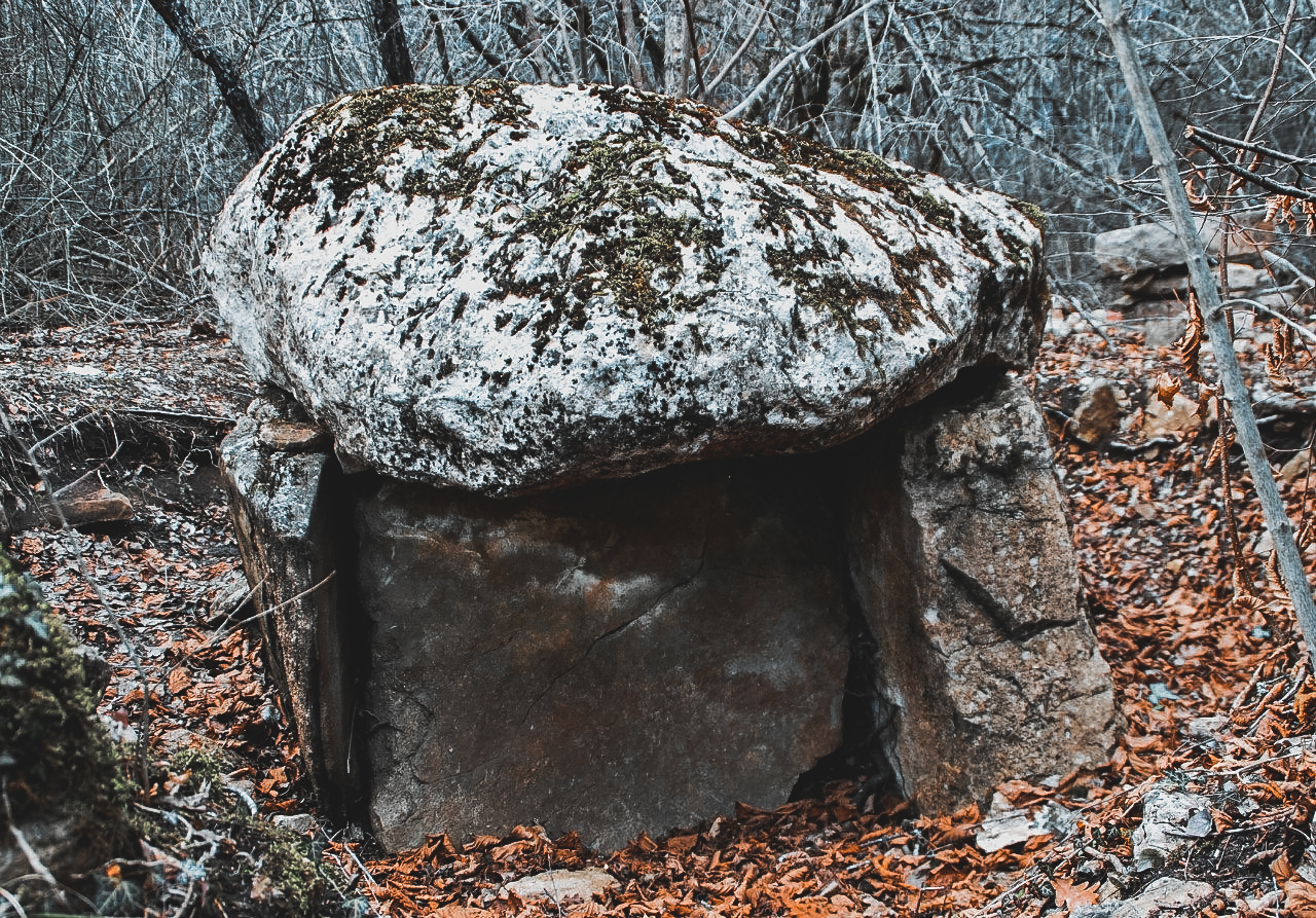дольмены в крыму. гора кошка дольмены. таврские дольмены. дольмены в крыму. таврские дольмены.