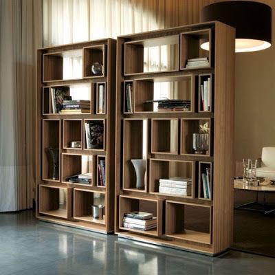 Стеллаж с большим количеством полок идеально подойдет для хранения книг и различных мелких сувениров.