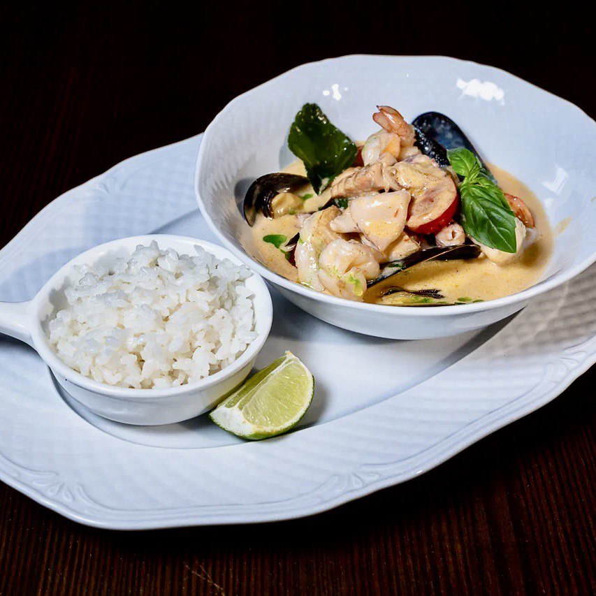 лапша удон с мидиями. удон том ям с креветками. Wok том ям. чаудер суп с морепродуктами ресторан ирландский. удон с мидиями и овощами.