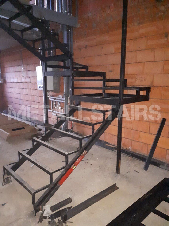 Ступени металлические для лестниц. Как сварить металлическую лестницу. Лестница из металла. Как сварить металлическую лестницу. Лестница металлическая сварная.