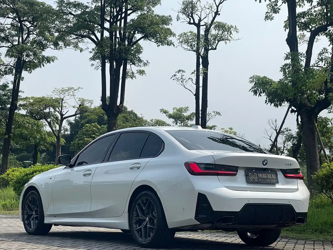 BMW 330Li G28 2025 M Sport Night Package — задняя часть белого седана, ракурс в три четверти