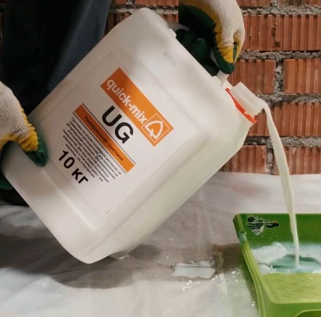 Универсальную грунтовку Квик Микс, которую можно купить у официального дилера ТрейдМикс наливают в емкость