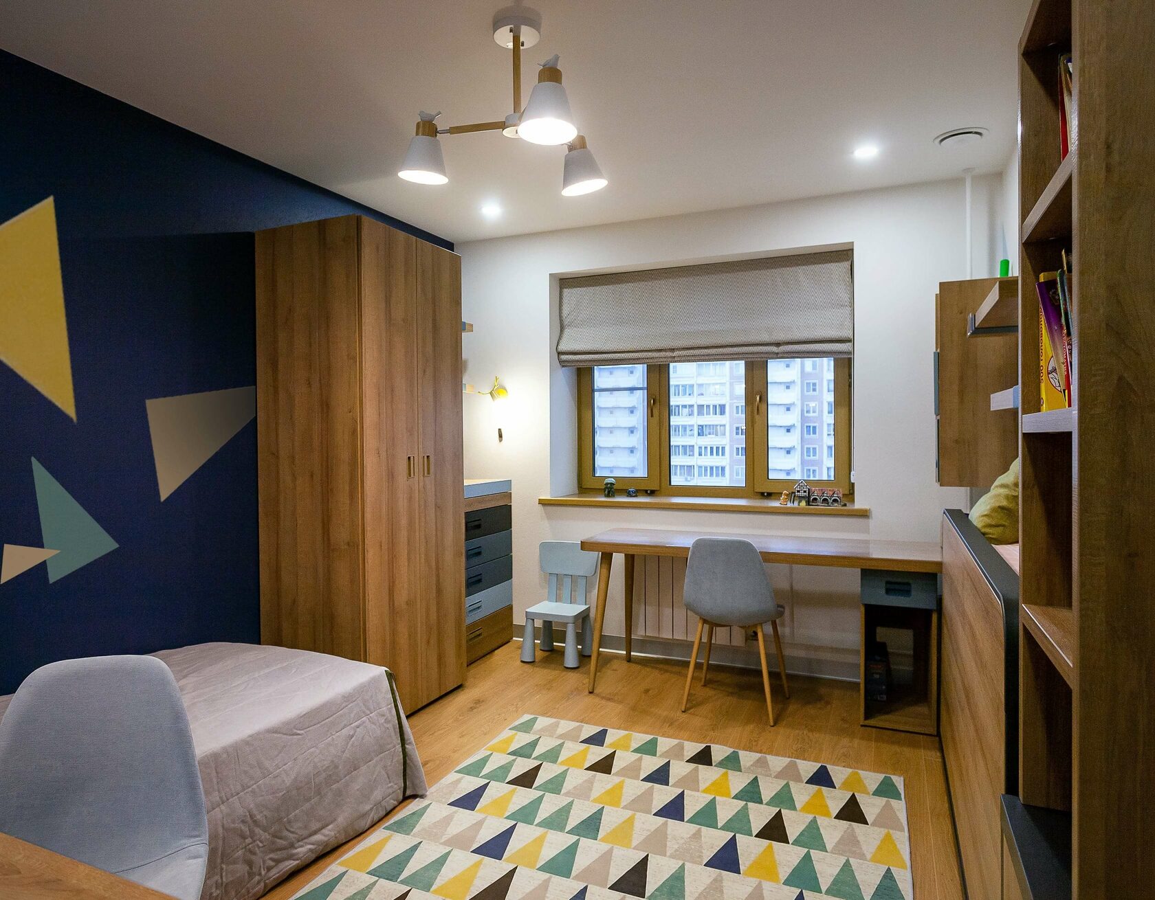 Железнодорожный - Дизайн интерьера спальня, кровать, шкаф, стол, стулья, люстра