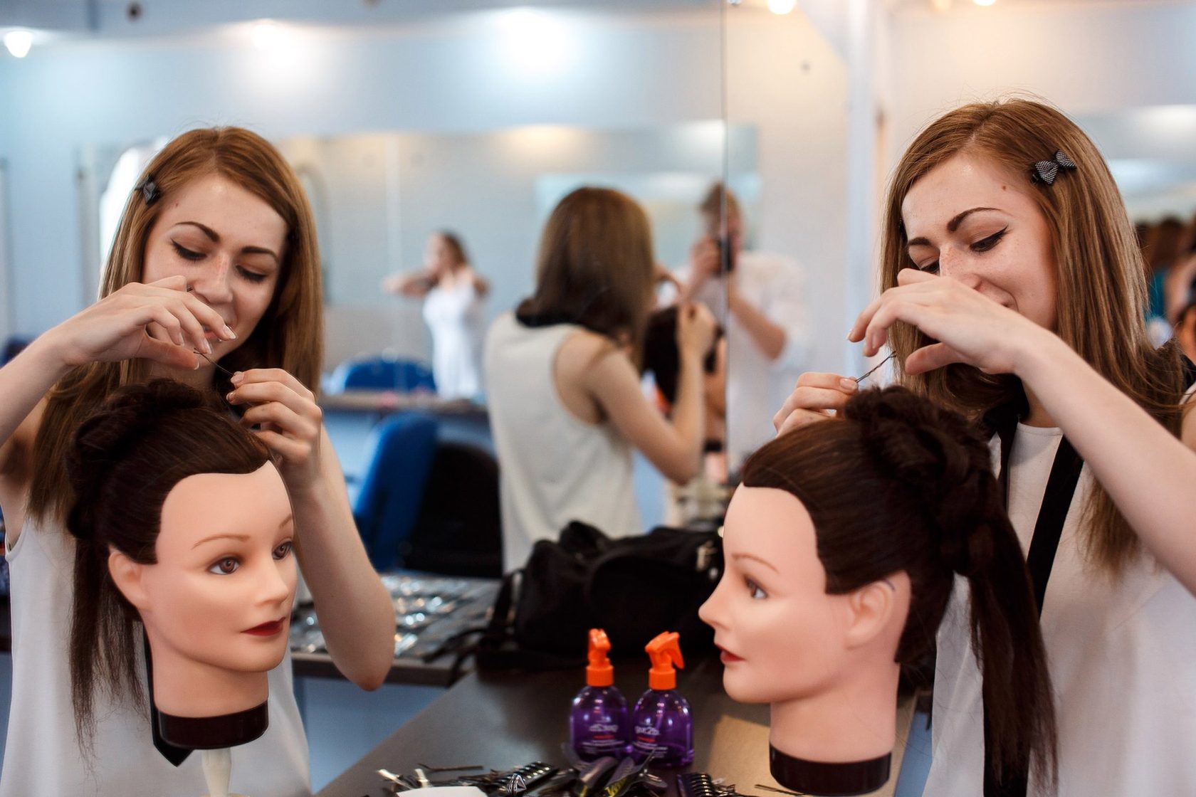 На чем учатся делать прически парикмахеры
