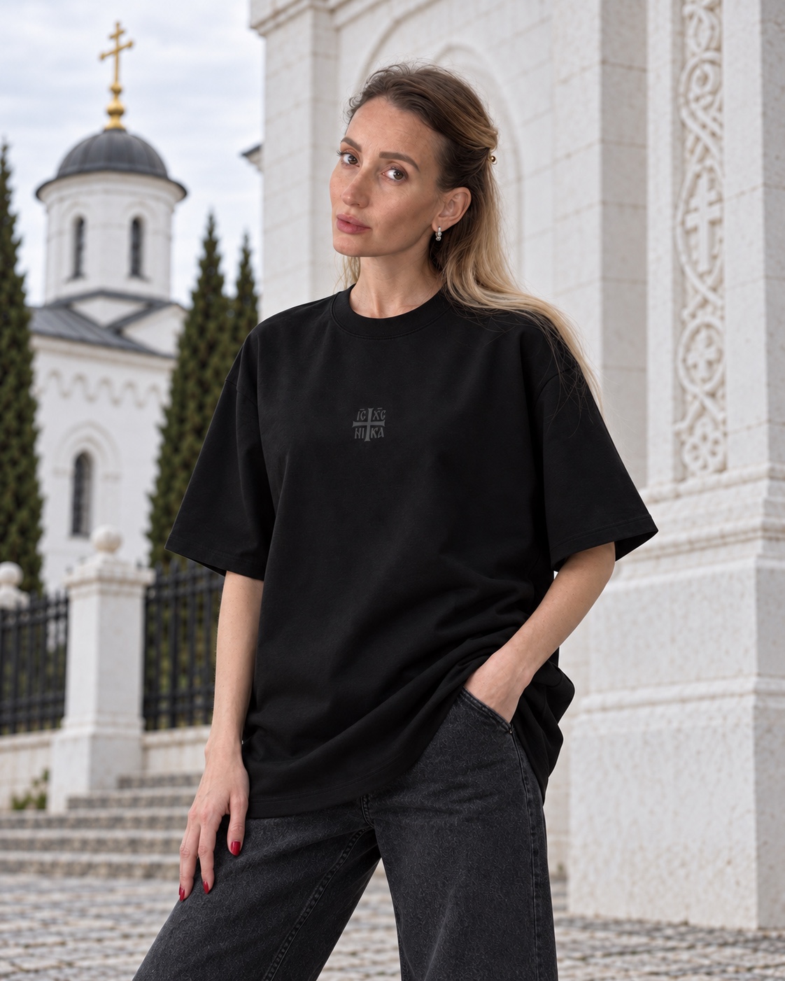 Дарья в чёрной футболке со знаком IC XC NIKA