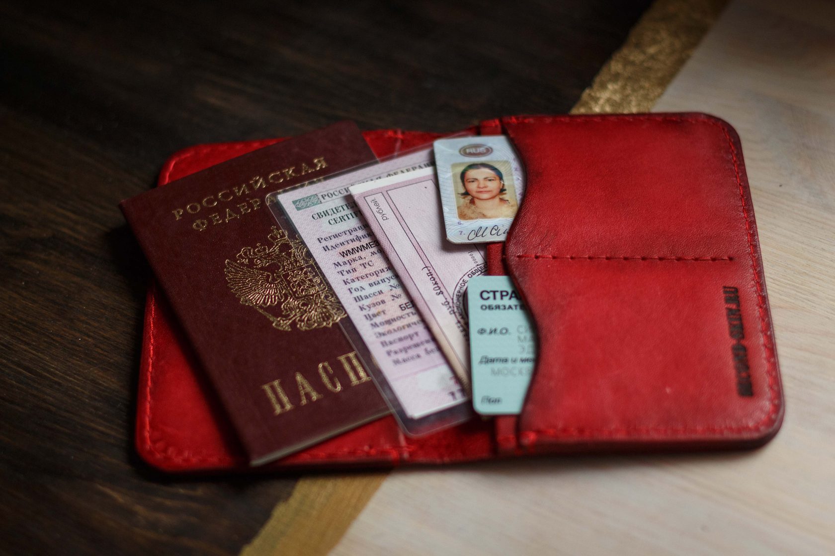 обложка на паспорт красная