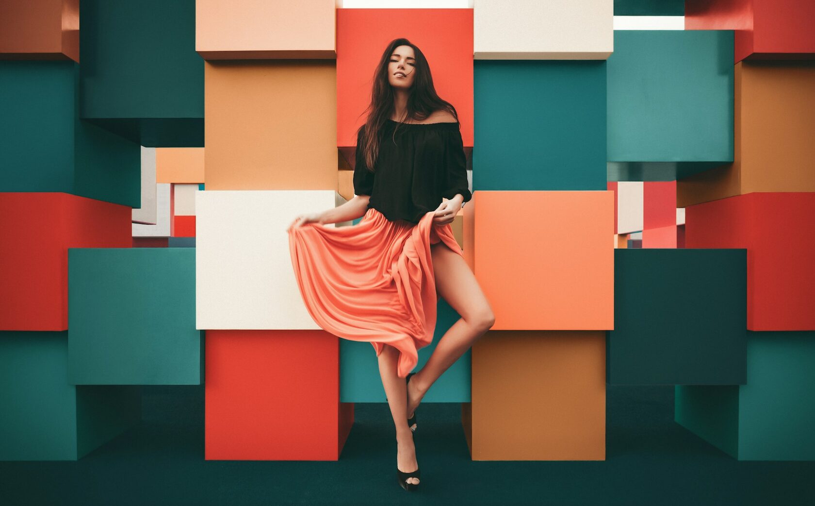 Абстрактная fashion-фотография высокого класса с геометрическими элементами
