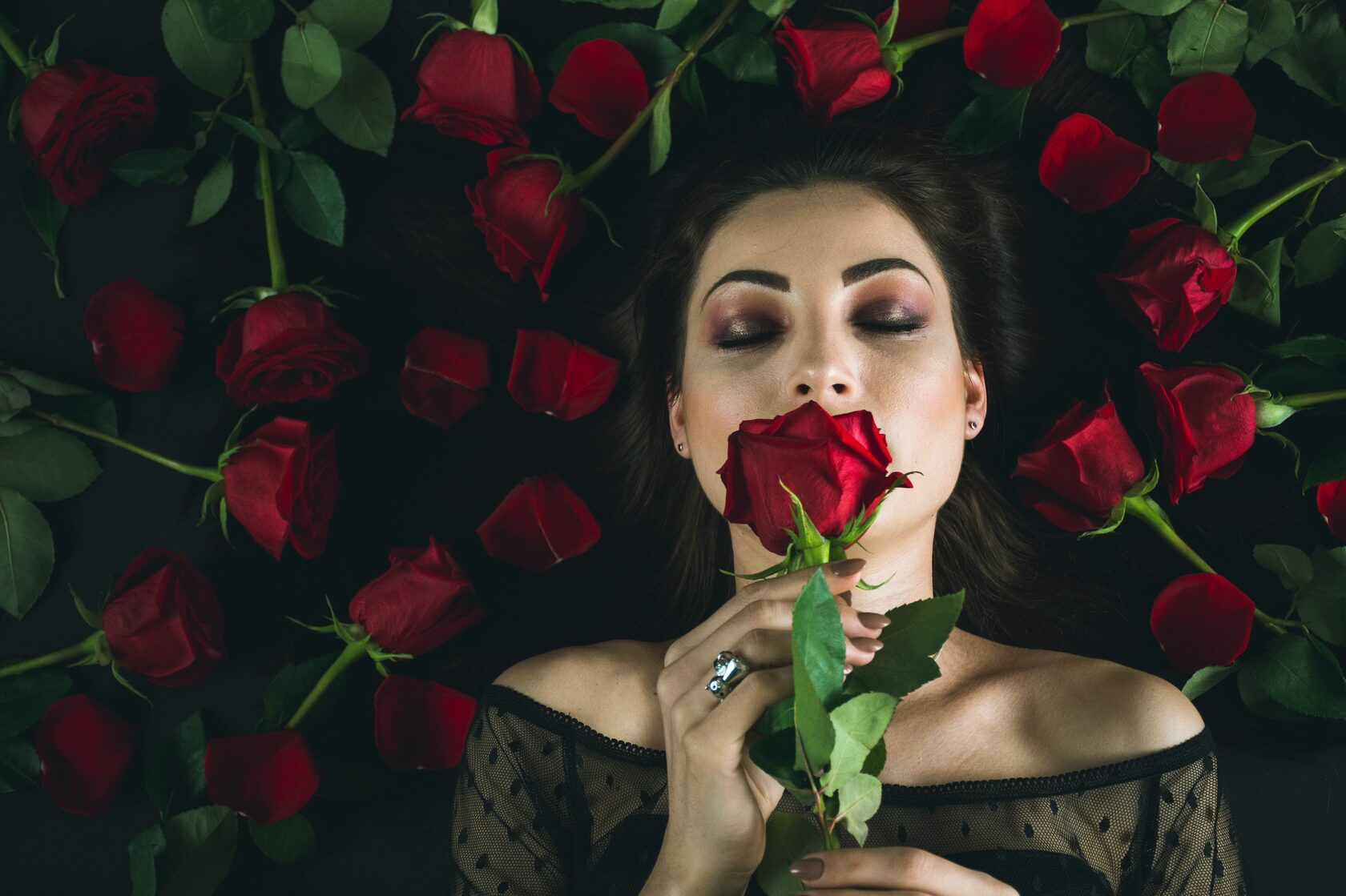 Женская фотосессия с красными розами