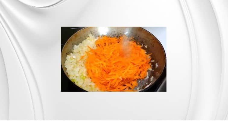 Приготовление минтая с овощами и сметаной в духовке: шаг 4
