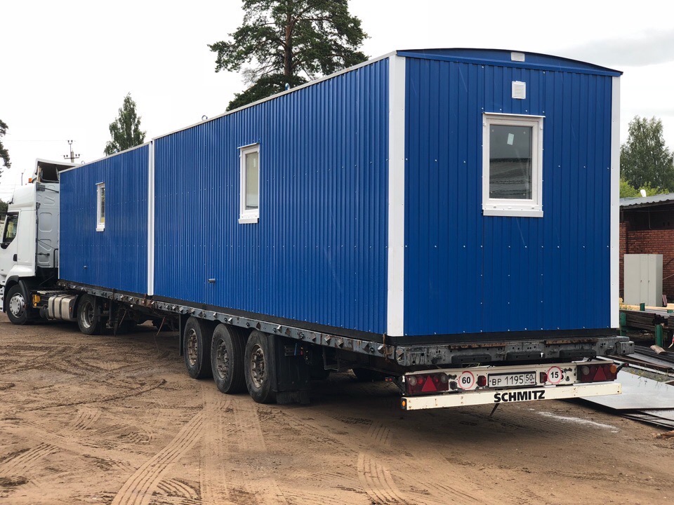 манипулятор с бытовкой. перевозка бытовок тралом. перевоз бытовок. бытовка на строительной площадке. перевоз бытовок.