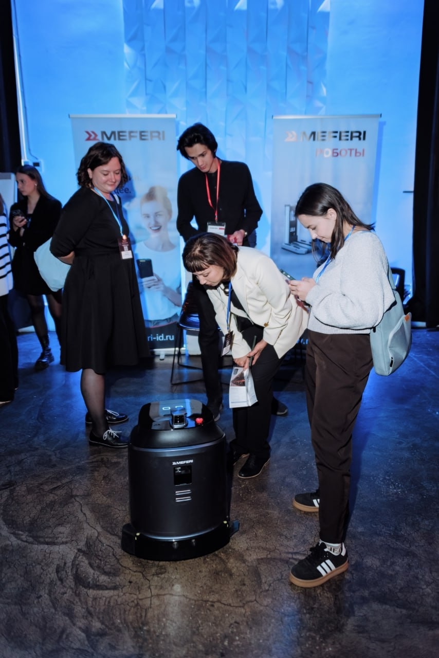 Автономный робот для уборки GAUSIUM PHANTAS в коммерческом помещении