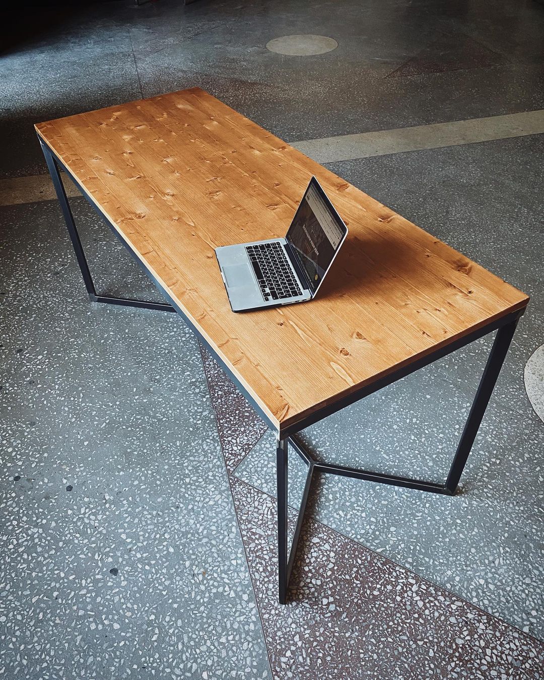 Мебель и изделия из металла и дерева на заказ.