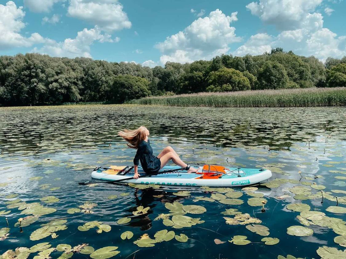 Прогулка на сапах бор. Бездонное озеро серебряный бор. Серебряный бор строгино пляж. Строгино серебряный бор. Sup прогулки серебряный бор.
