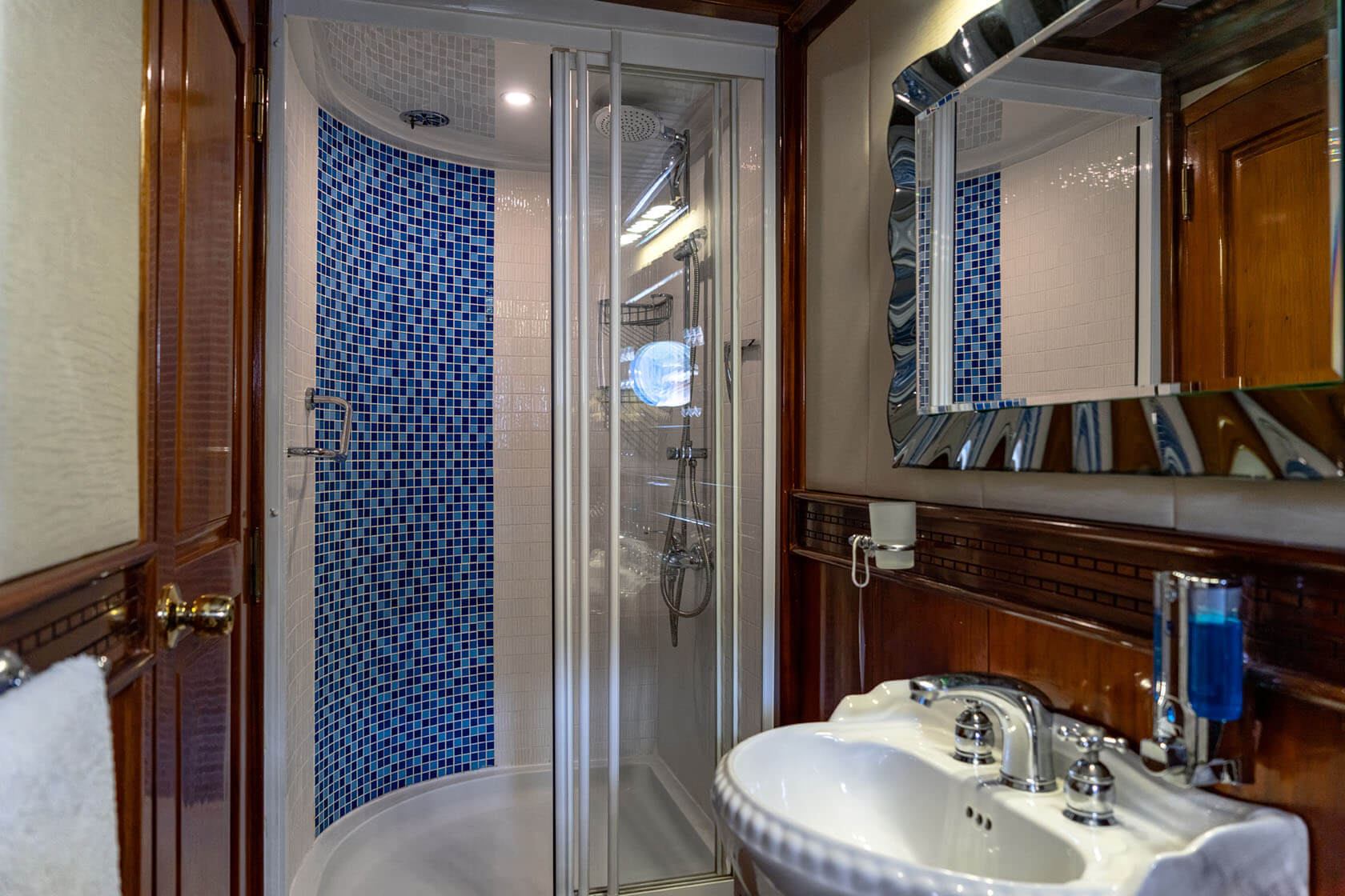 Душ на яхте