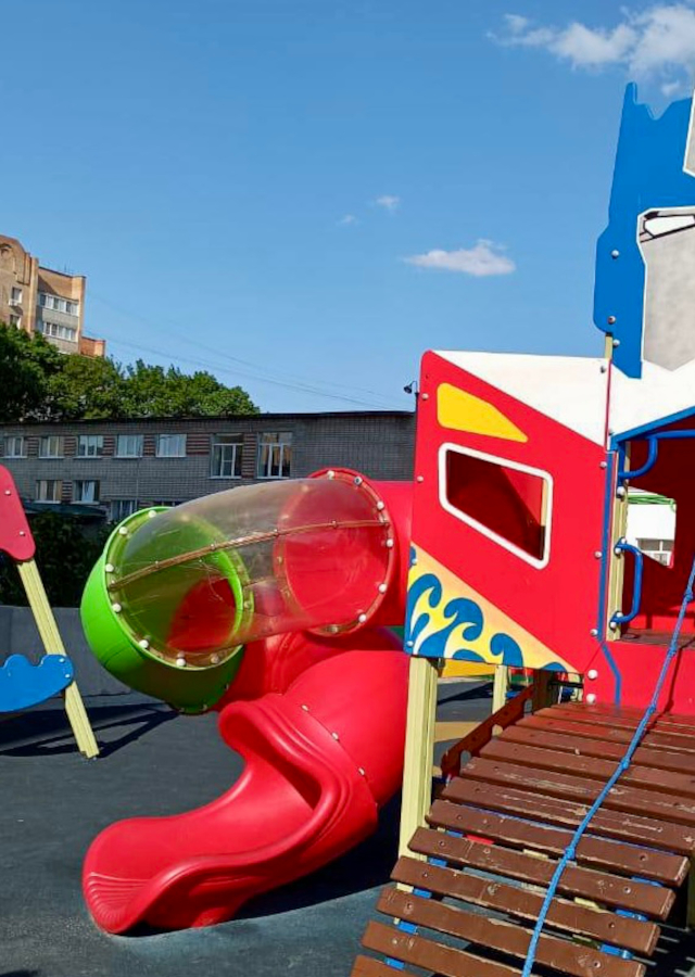 Сломанный сегмент детской горки