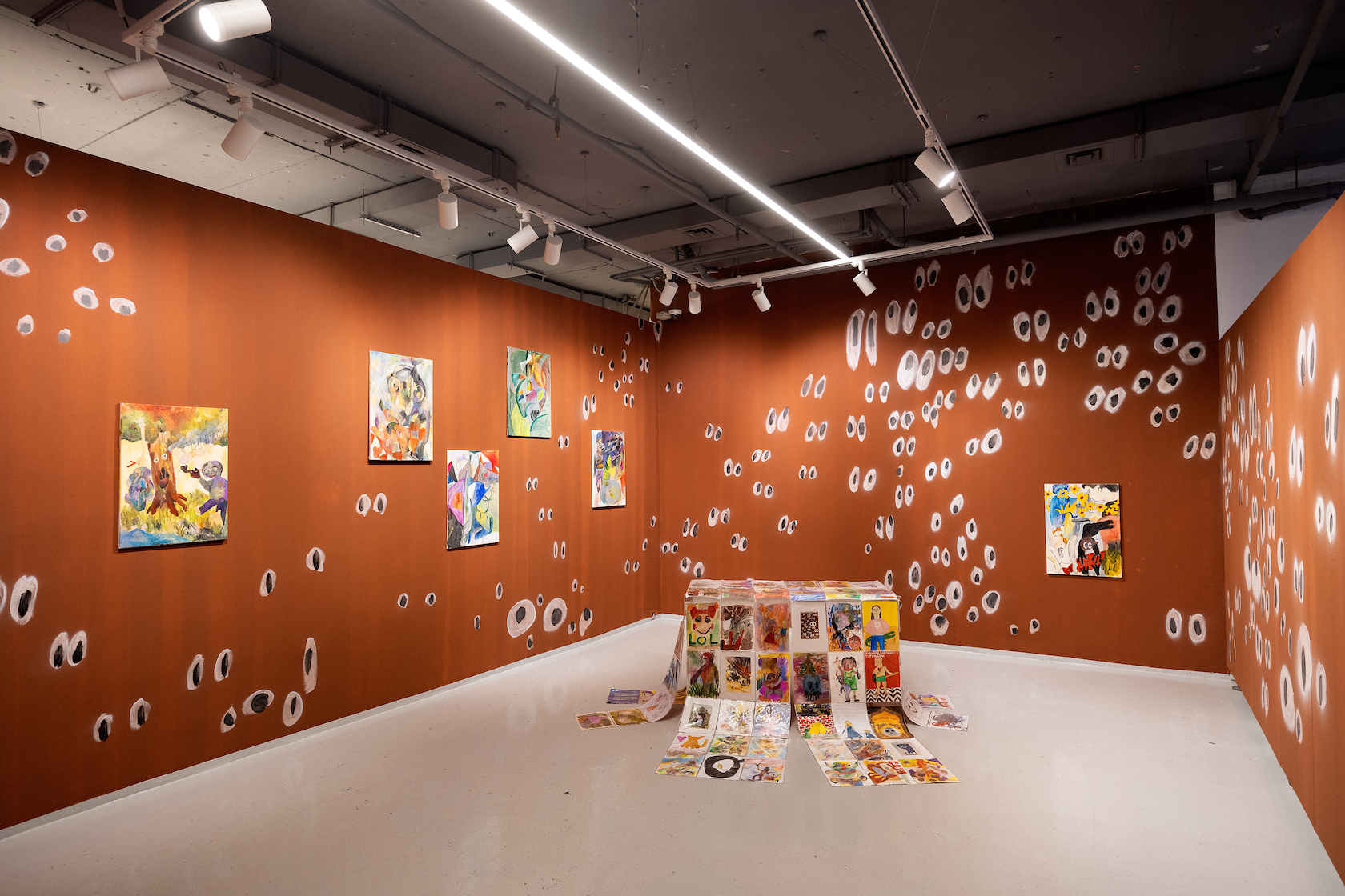 Выставка Германа Орехова в Most Wanted Gallery. Живопись, графика, инсталляция. Фрагмент экспозиции