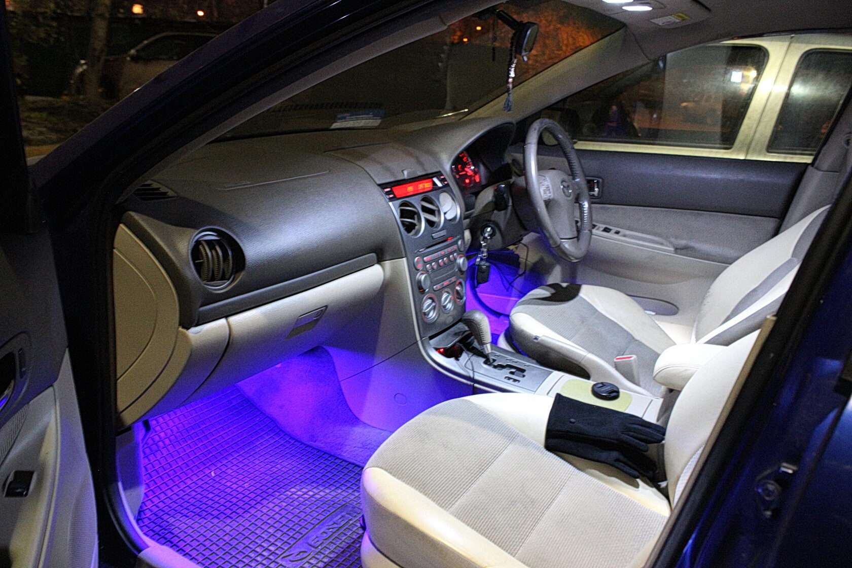 Подсветка салона Мазда 6 gg. Подсветка ног Mazda 6 gg. Подсветка ног Мазда 6 GH. Подсветка салона Мазда 6 GH. Свет салона машине