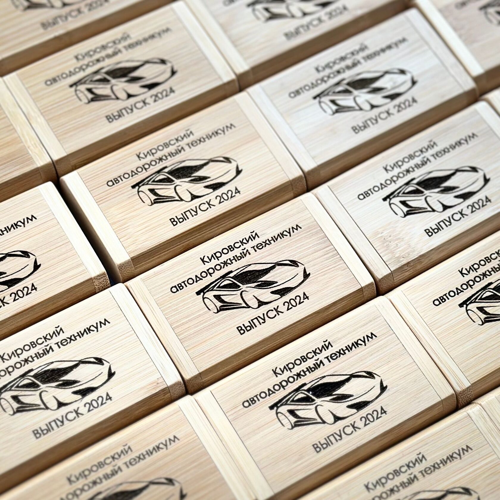 Лазерная гравировка на деревянном изделии в Кирове — индивидуальный дизайн