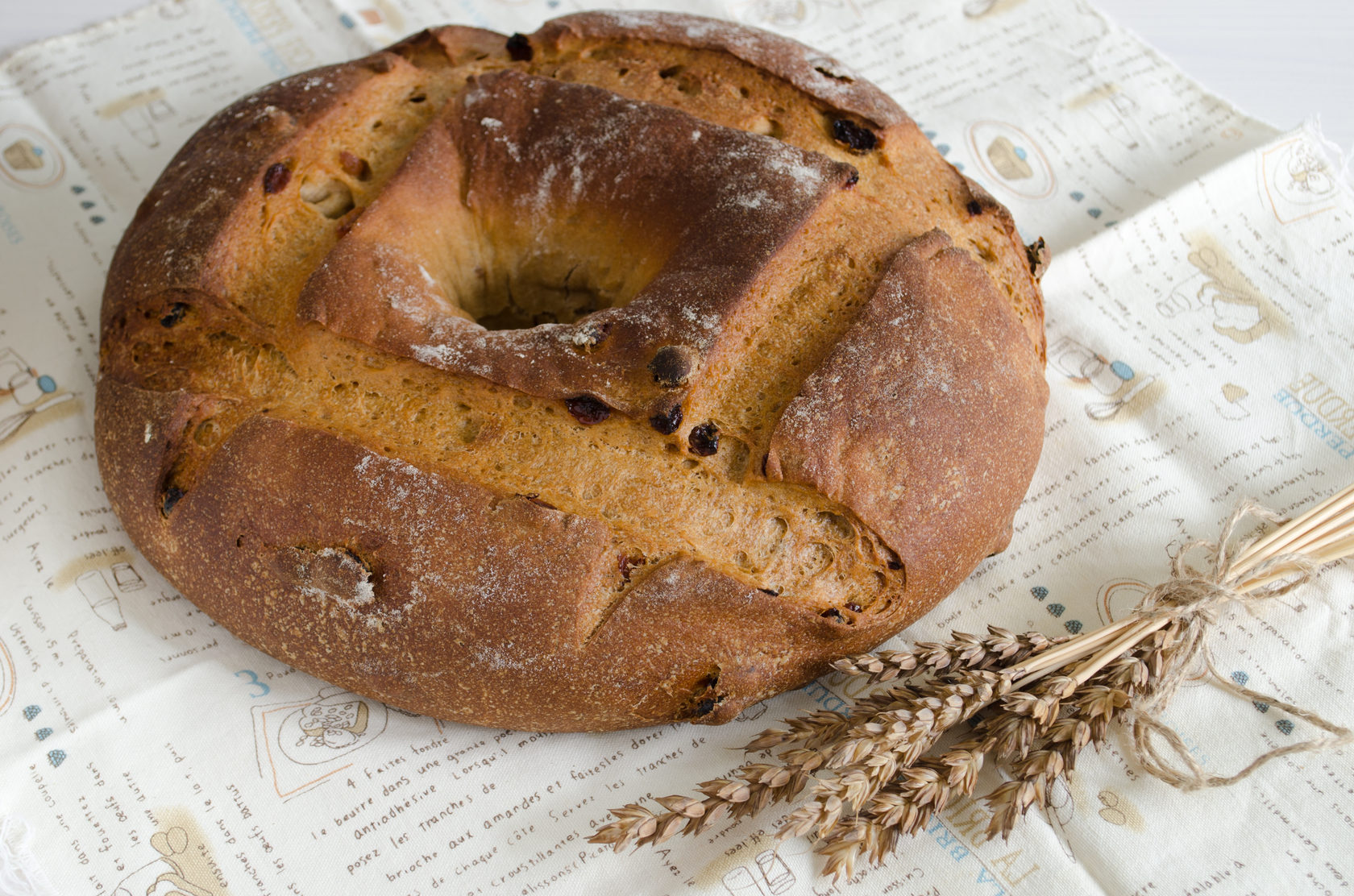 Рецепт хлеба как пекли наши бабушки. Домашний хлеб. Круглый хлеб. Хлеб ржаной круглый. Самый вкусный хлеб.