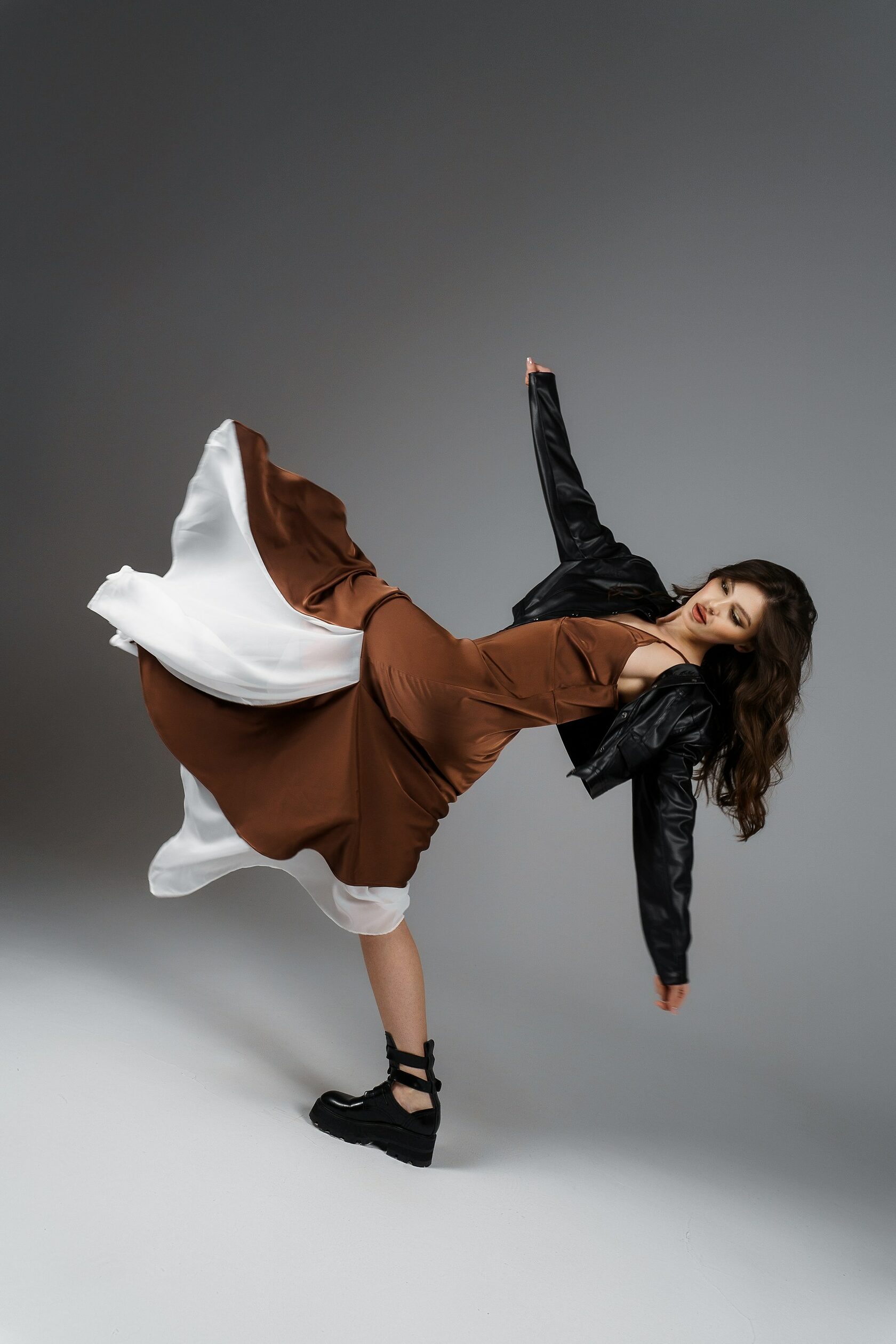 Коричневое платье из шелка с шифоном