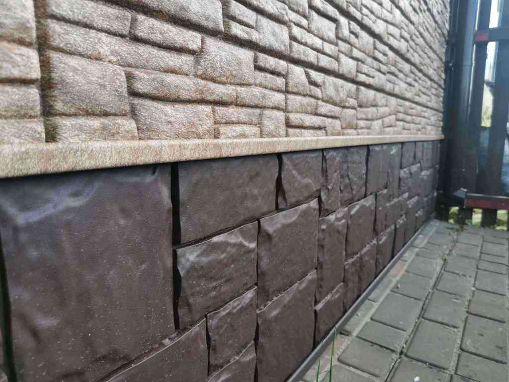 фасадная панель грандлайн крупный камень коричневый на фундаменте дома фото