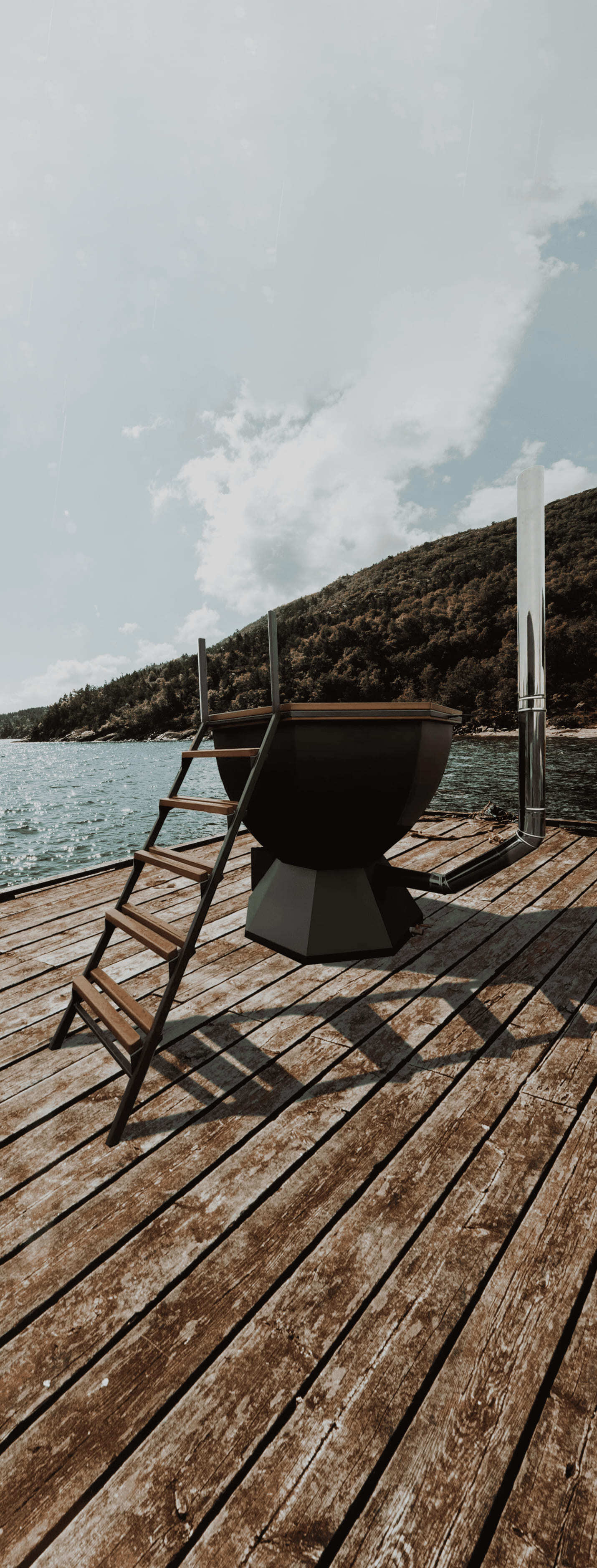 Банный чан на фоне озера и гор