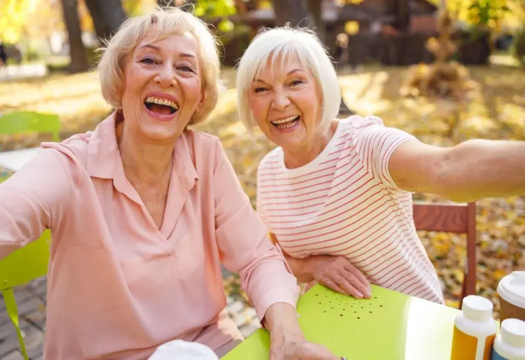 Женщины улыбаются