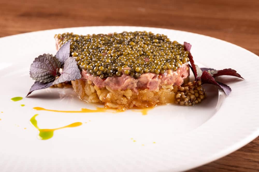 Мясной пирог с чёрной икрой