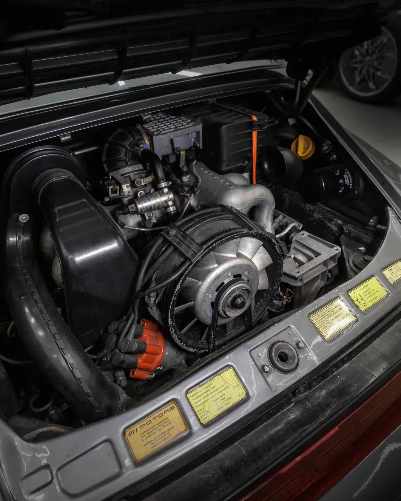 Моторный отсек Porsche 911 1986 года