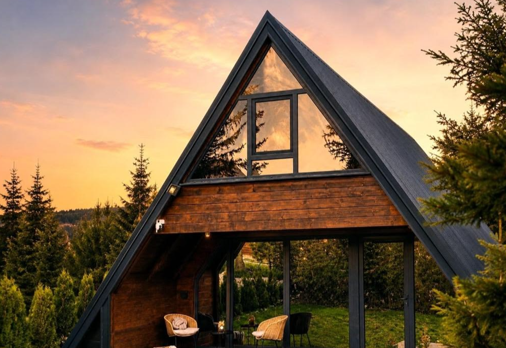 A-frame дом с панорамным остеклением и деревянной отделкой