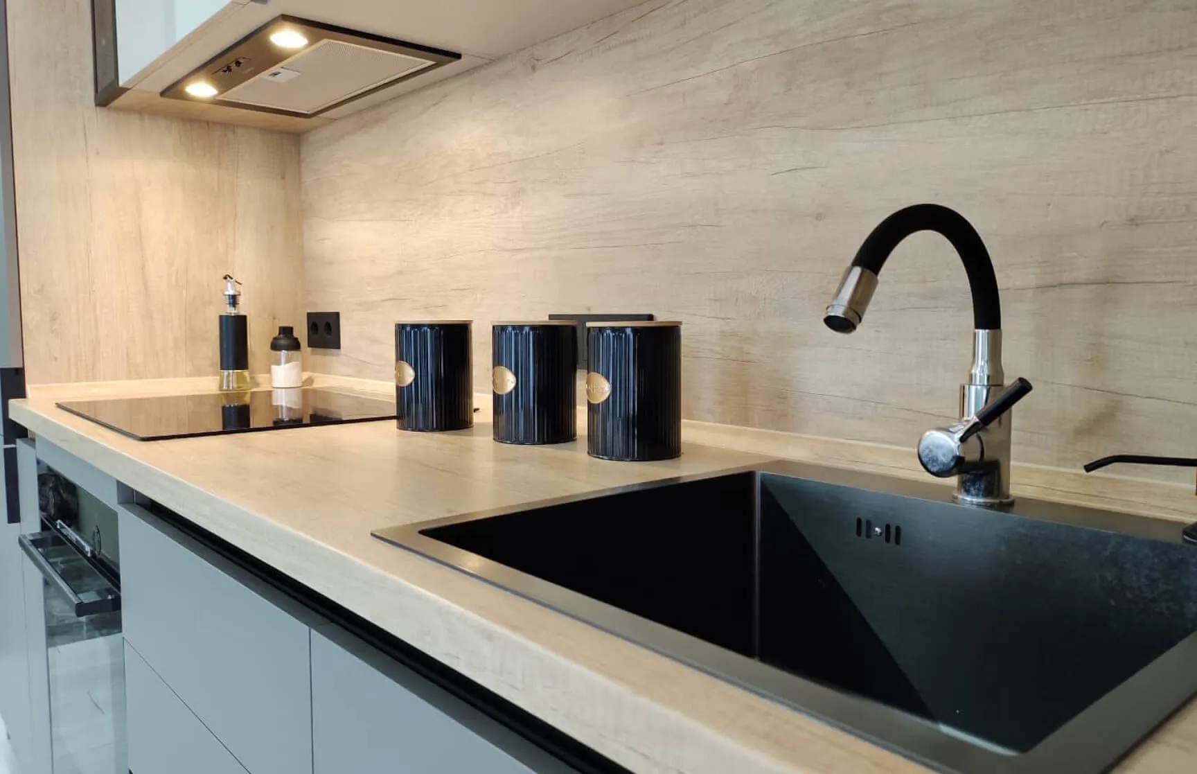 Кухня на заказ в современном стиле: пластик, алюминий и профиль Gola 6