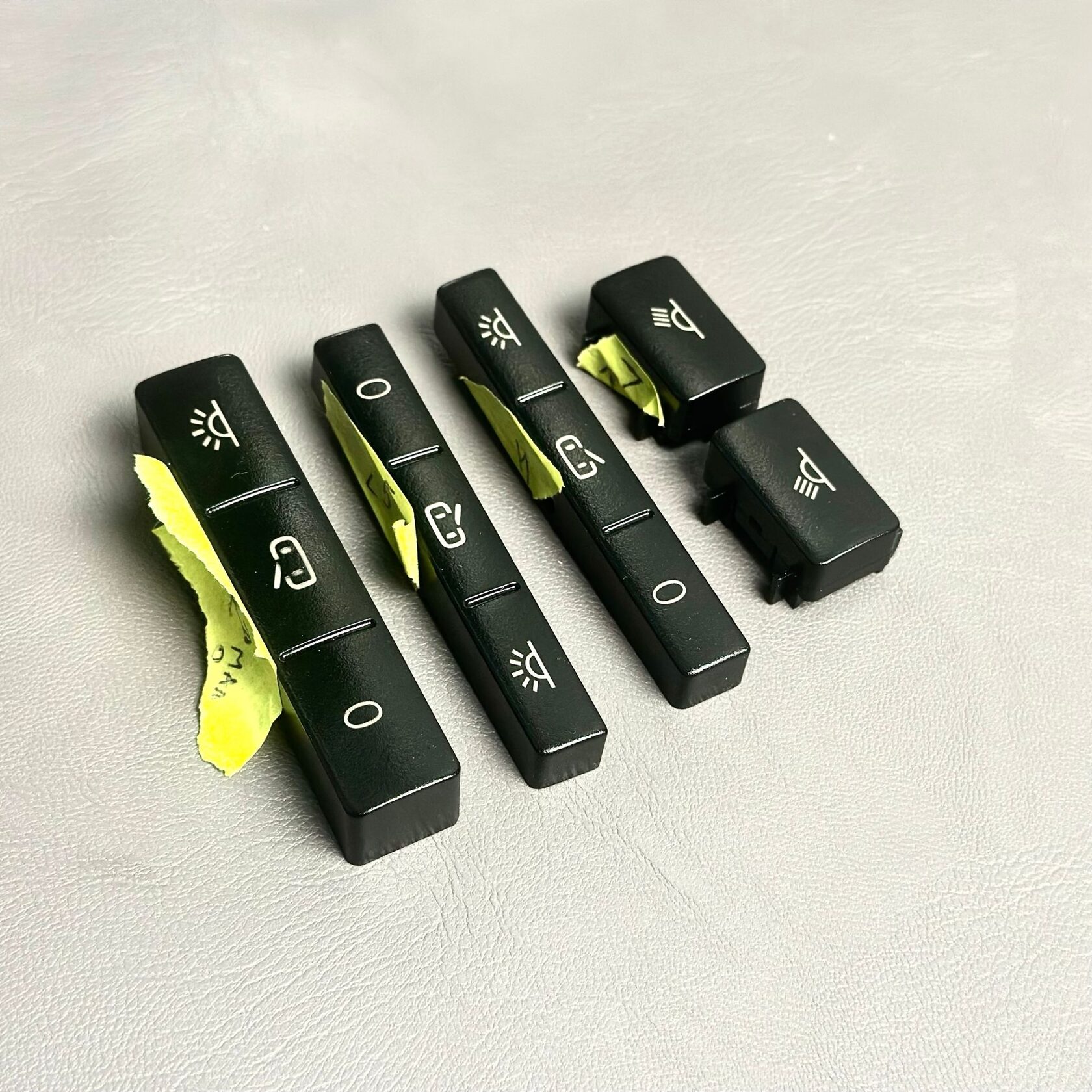 Лазерная гравировка значков автомобильных кнопок — Киров